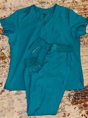 Med Couture Insight Scrub Set